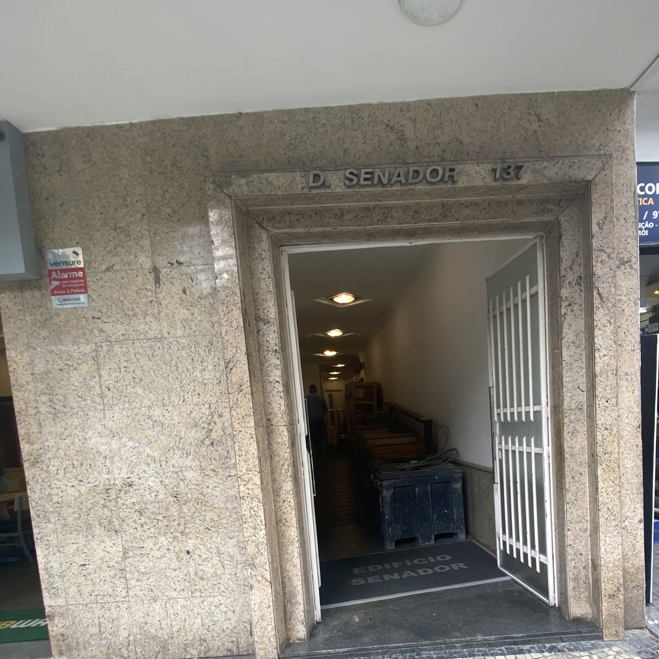 Foto real da fachada e da entrada do prédio na R. da Conceição, 137, Centro de Niterói
